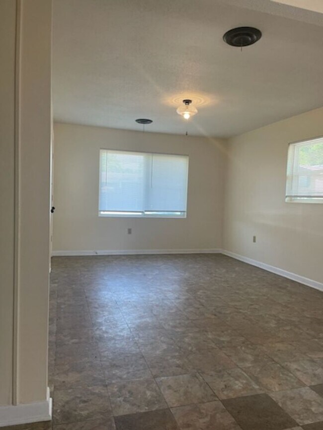 Building Photo - Clean, Move in Ready 4 Bedroom Home