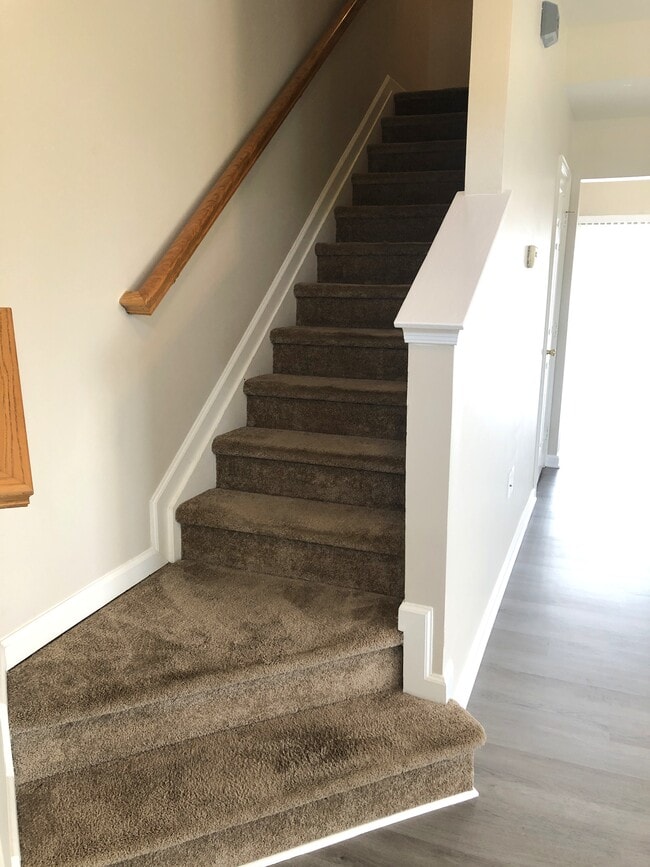 Building Photo - 1001 Meadow View Dr