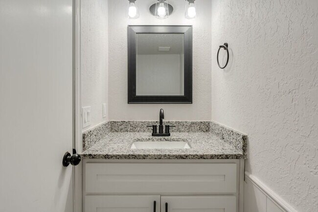 Building Photo - 11715 N Francis Ave