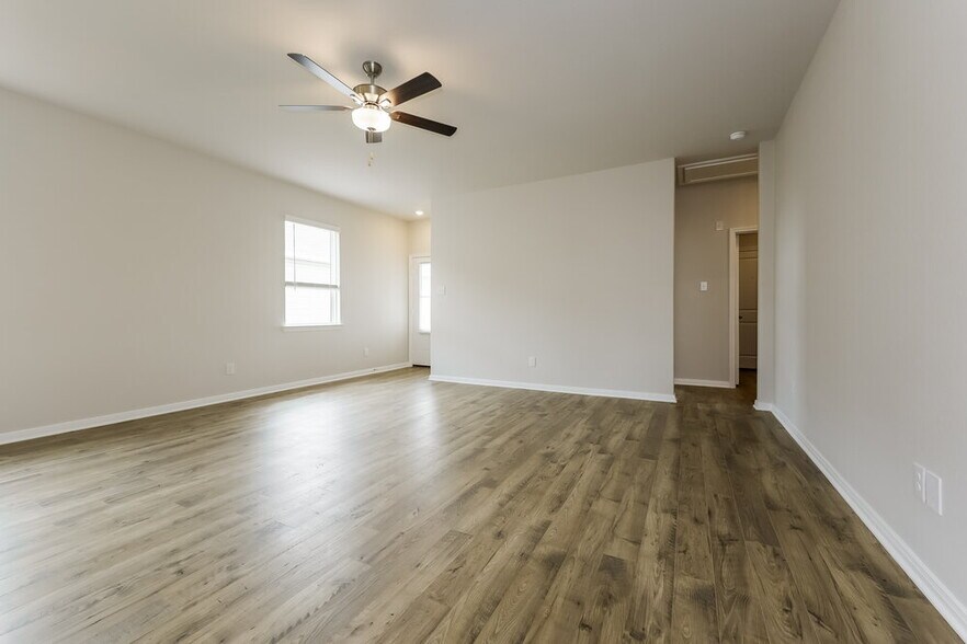 Building Photo - 15663 Plum Brk Dr