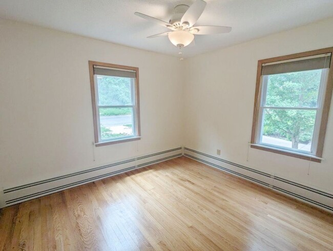 Building Photo - 2-bed 1-bath Apartment