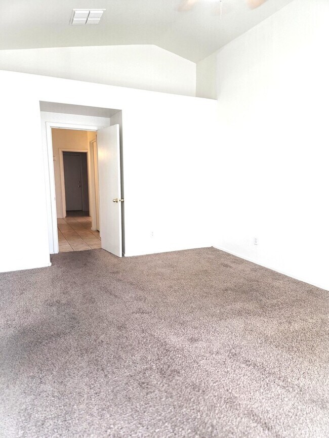 Building Photo - Wonderful 3-bedroom 2 bathroom