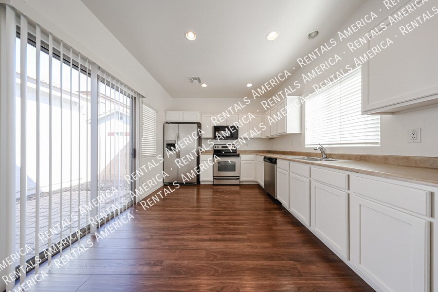 Building Photo - 4714 E Laurel Ave