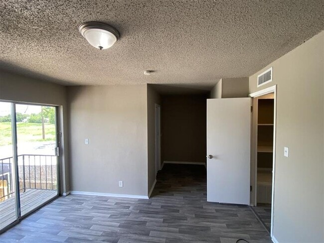 Building Photo - Very Large 2/2.5 Townhome with covered par...