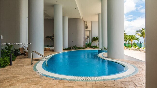 Building Photo - 700 NE 24th St