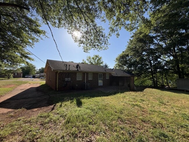 Building Photo - 14 Wedgefield Dr