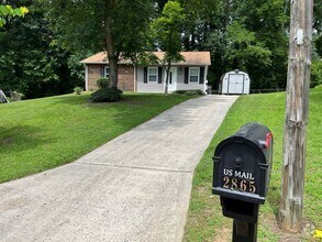 Building Photo - Nice One-Level 3 Bedroom 1.5 Bath Home
