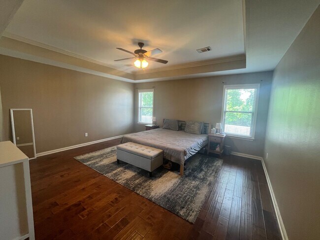 Building Photo - New Listing!