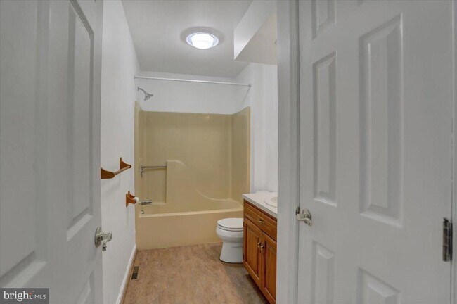 Building Photo - 2363 McCleary Dr