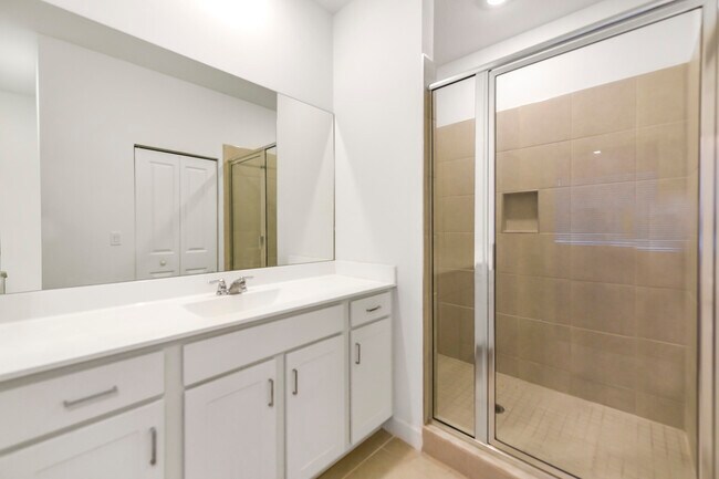 Building Photo - 4519 Hollister Ave