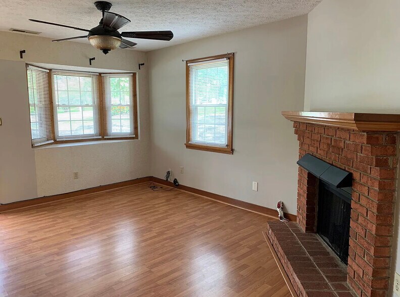 Living Room - 78 Cavalier Ct