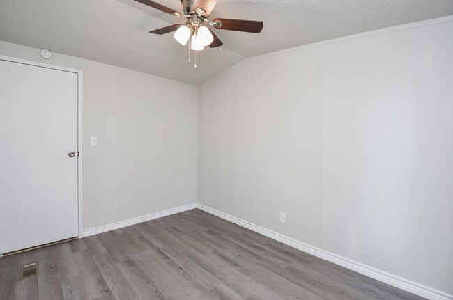 Building Photo - Be part of this cozy community at Roy Harris Loop