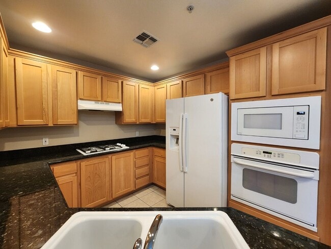 Building Photo - Great Park Ave Condo Unit!