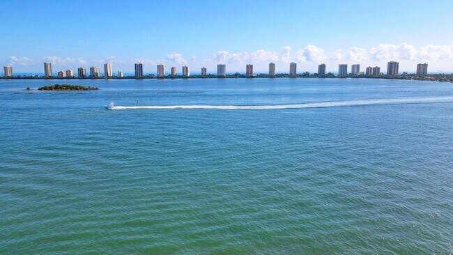 Building Photo - 1110 Lake Shore Dr