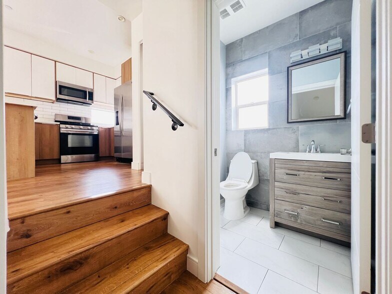 Building Photo - 1718 Miramar St