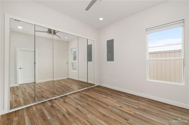 Building Photo - 2041 Lake View Dr