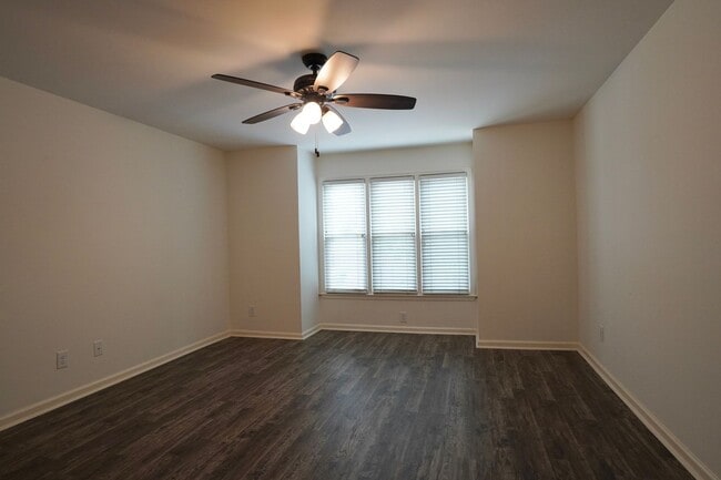 Building Photo - 2 Bed 2 Bath in Desirable Green Hills!