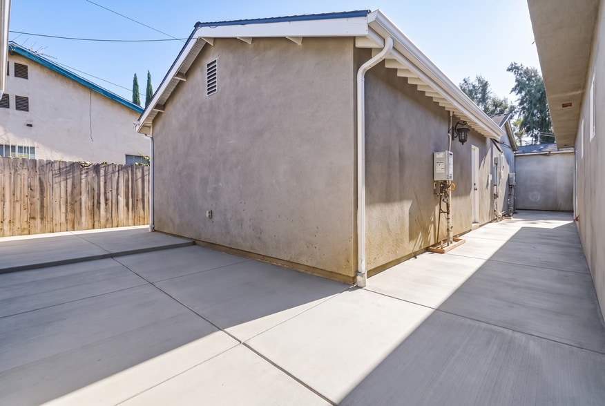 Building Photo - 6844 Yolanda Ave