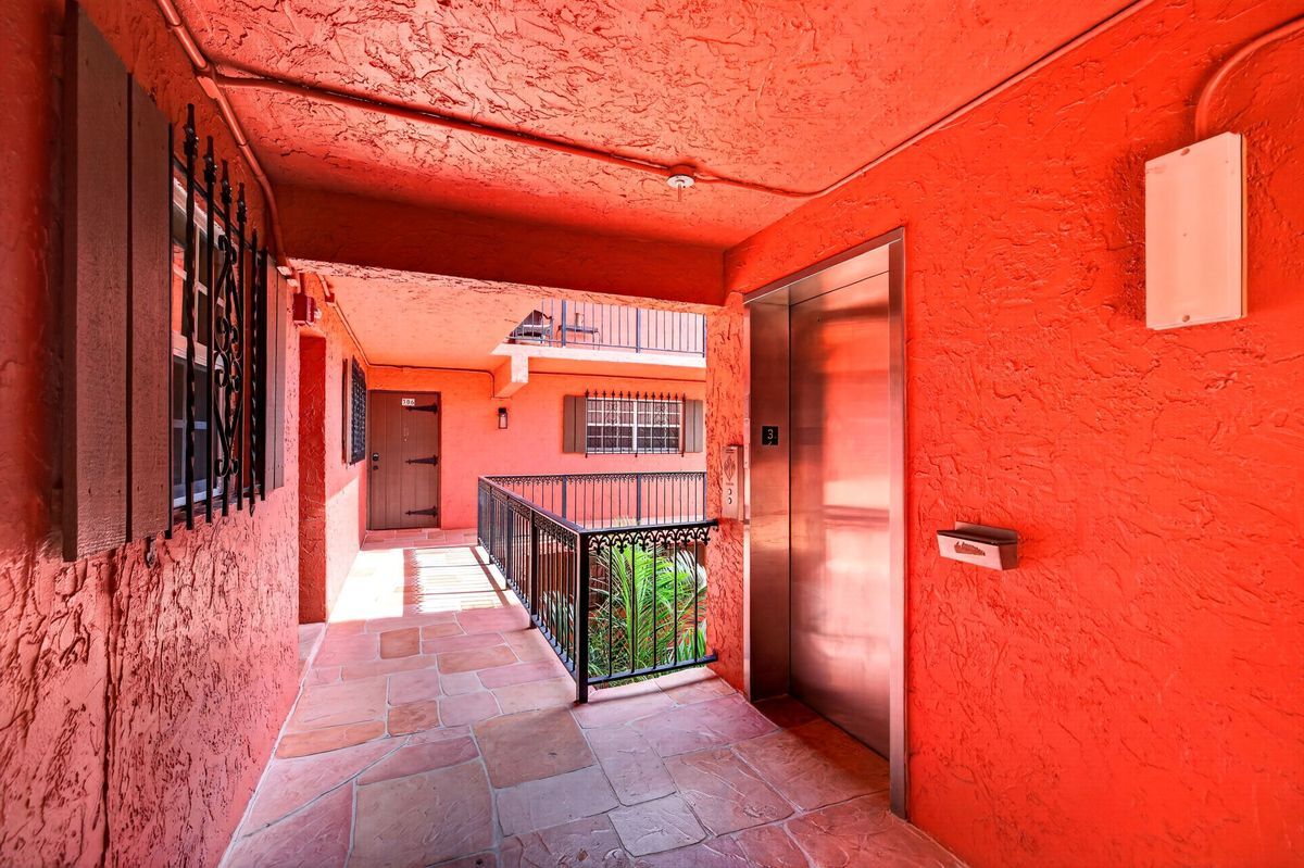 Building Photo - 660 Tennis Club Dr