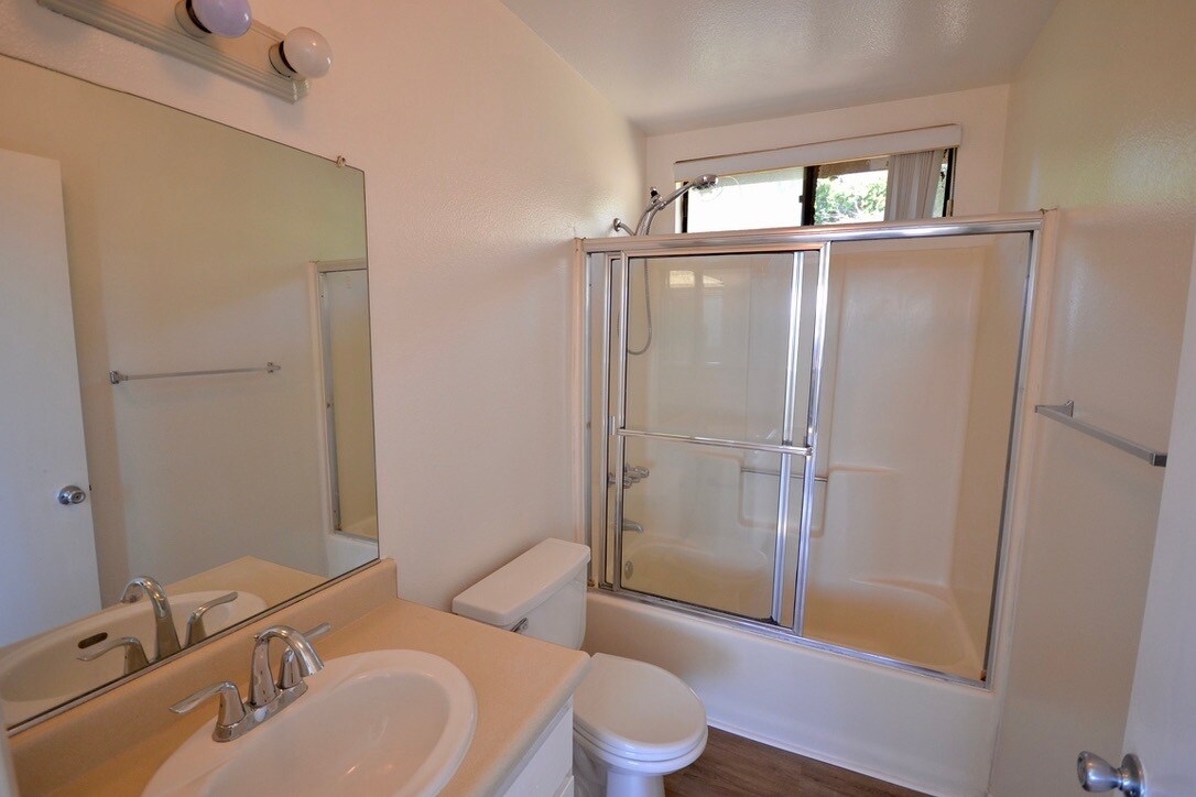 Bath 1 - 3165 Weldon Ave