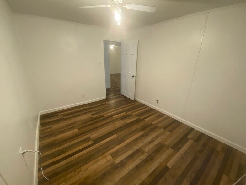 Building Photo - 806 Armory Dr