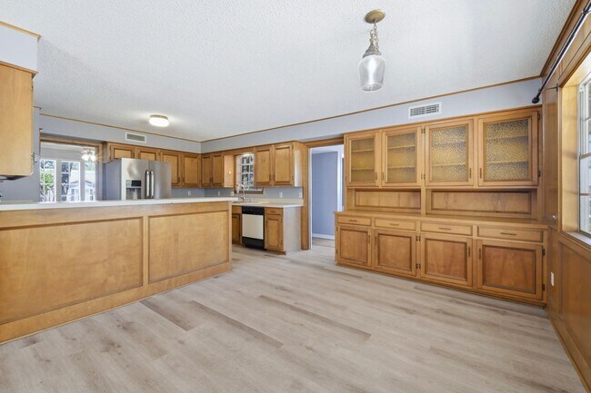 Building Photo - 2508 Memorial Dr