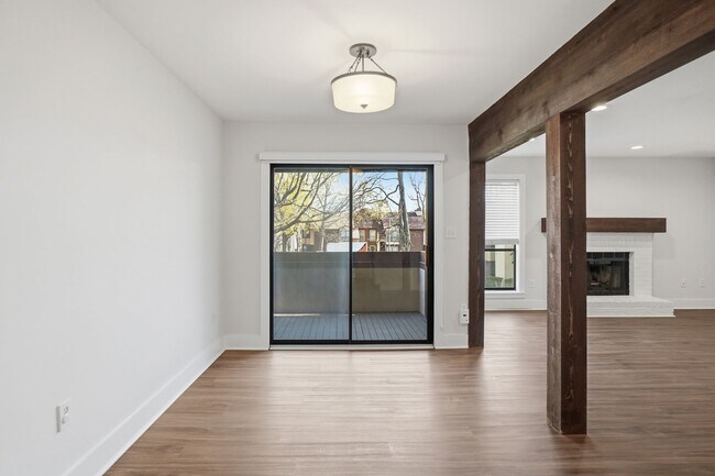 Building Photo - Beautifully Updated Condo with High-End Finishes Throughout