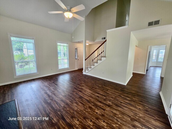 Building Photo - Thoughtfully updated 3 bedroom in Summervi...