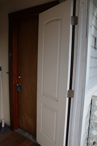 Building Photo - 412 Yakima St