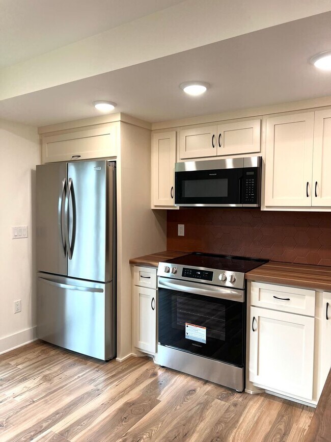 Building Photo - 10 Phifer St