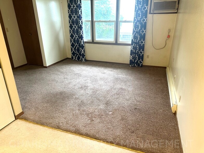 Building Photo - 513 N Main Ave