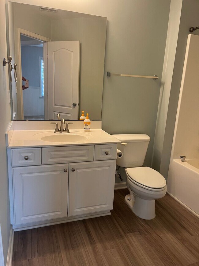 Building Photo - Great Location