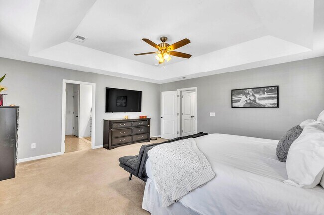 Building Photo - Stunning 4 Bed/2.5 Bath home in Creekside