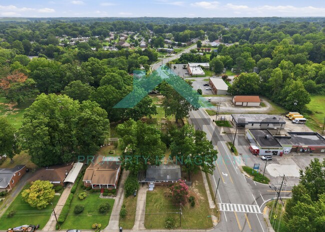 Building Photo - 1800 Woodmere Dr