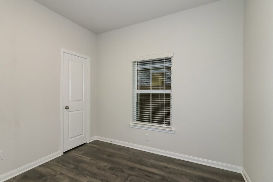 Building Photo - 412 Polly Grv Dr