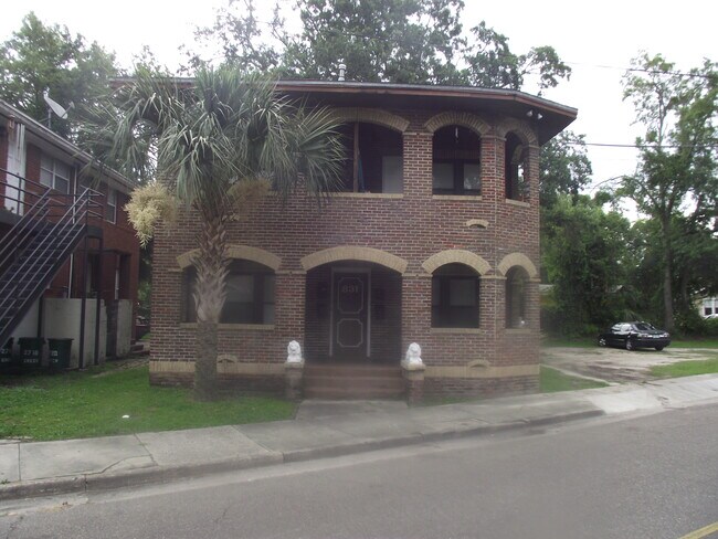 front of Building - 831 King St