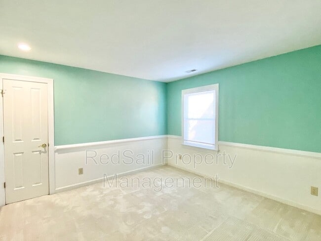 Building Photo - 6 Pine Lake Ct