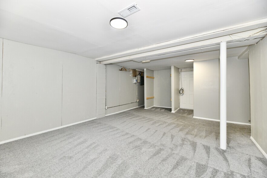 Building Photo - 5831 Suburban Dr