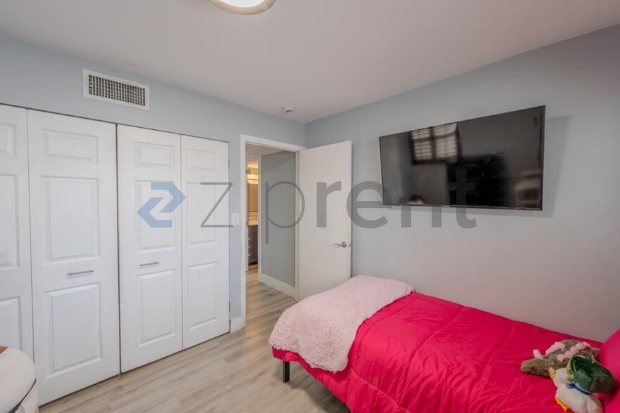 Building Photo - Unit 505