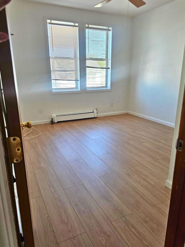 Building Photo - 291 Linden Ave