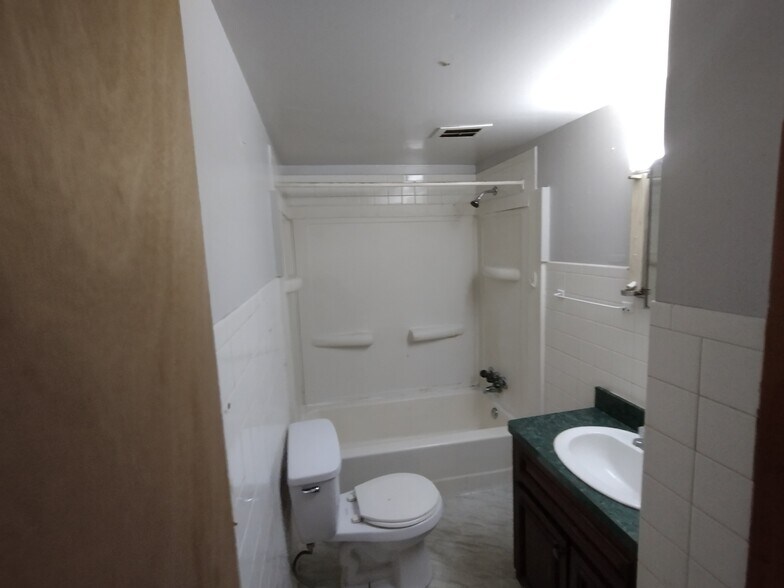 full bathroom - 35 S Salem-Warren Rd