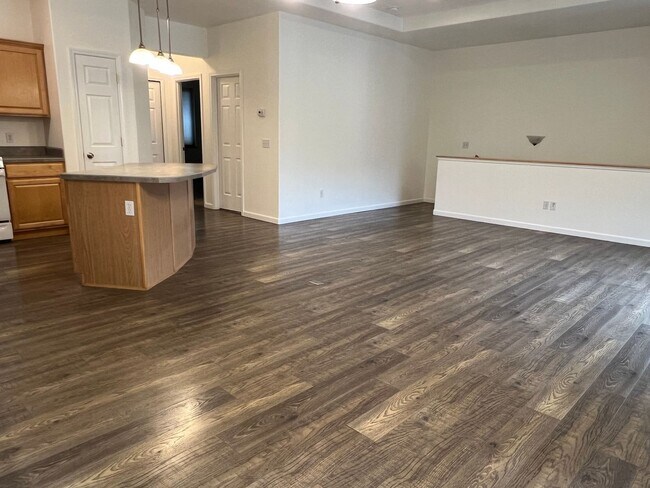 Building Photo - Spacious Remodeled Townhouse in Convenient...