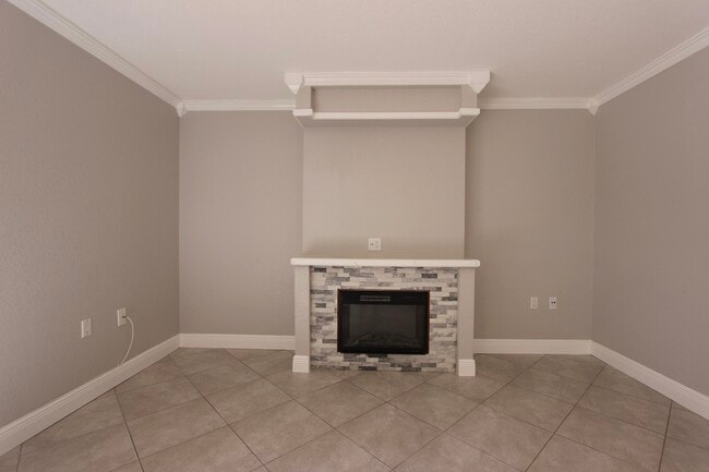 Building Photo - 606 6th Ct