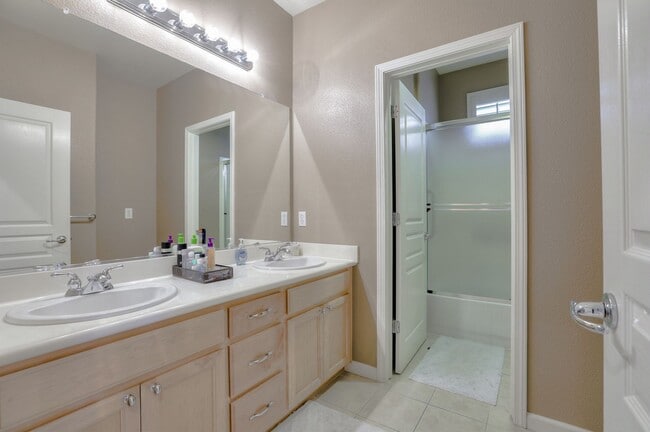 Building Photo - UPGRADED HOME WITH POPULAR FLOOR PLAN ELEG...