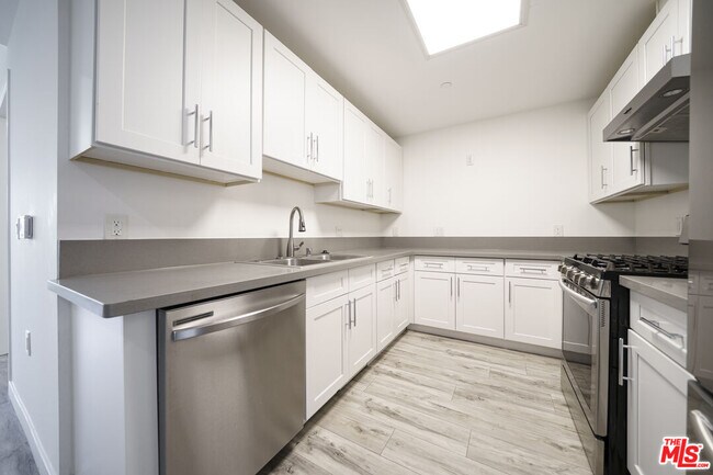 Building Photo - 1229 S Kingsley Dr
