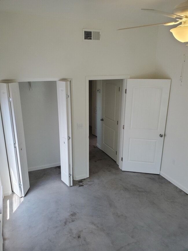 Building Photo - 1130 E Winnie Pl