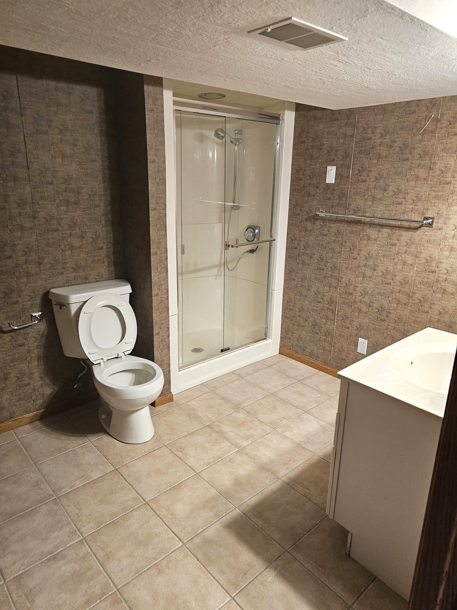 basement suite bathroom - 2912 Ivanhoe Gln