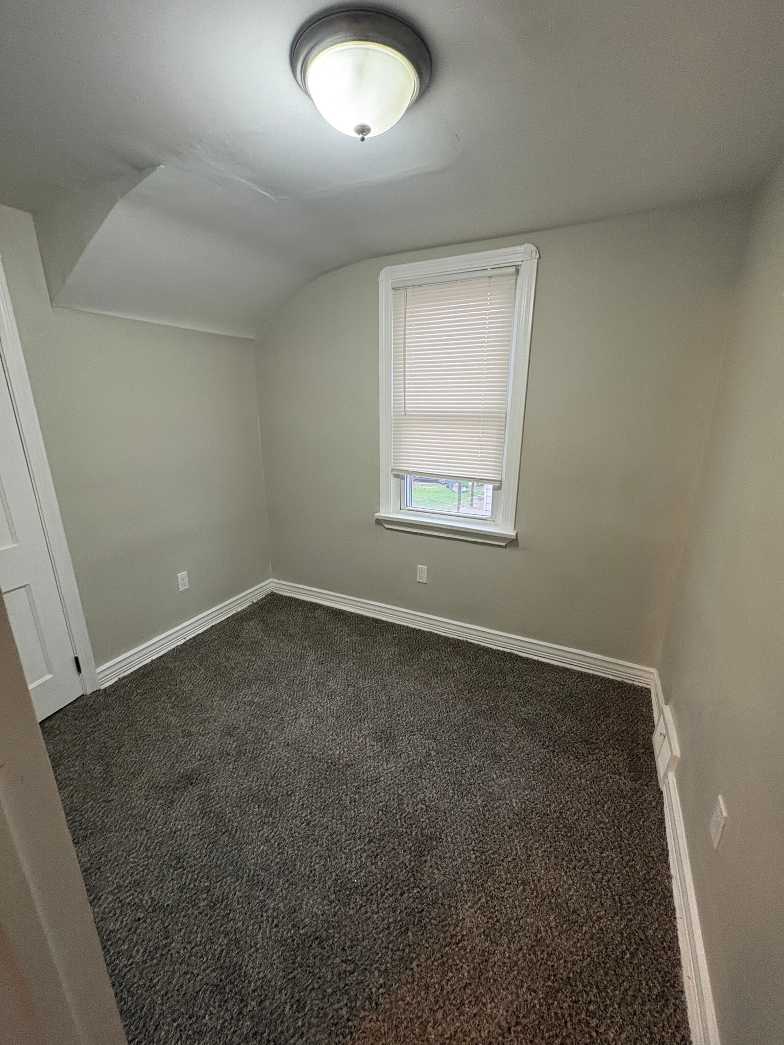 Building Photo - 10012 Robinson Ave