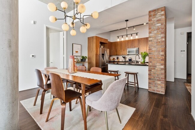 Building Photo - Modern Chic 2 bedroom at M2i