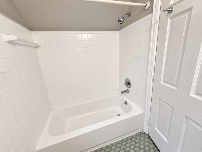 Building Photo - 590 Audubon Ave